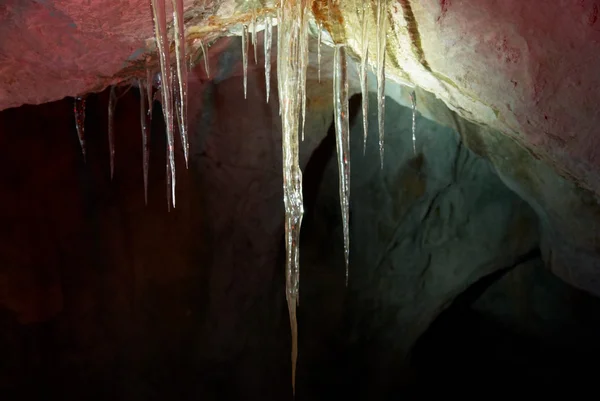 Estalactites de gelo na caverna — Fotografia de Stock