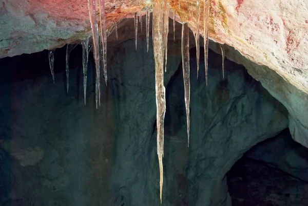 Ijs stalactieten in de grot — Stockfoto