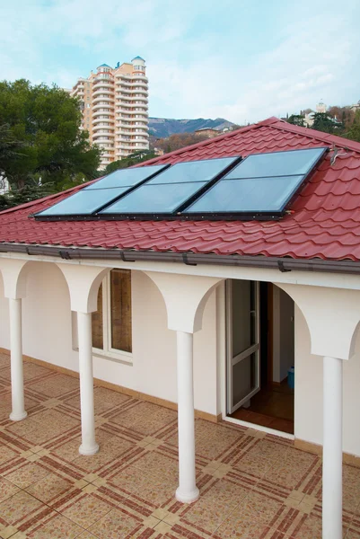 Panneau solaire (géliosystème) sur le toit de la maison . — Photo