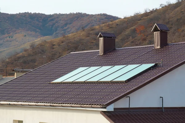 Painel solar (geliosystem) no telhado da casa . — Fotografia de Stock