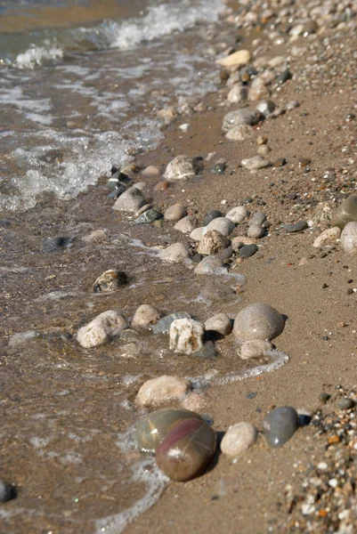 Felsen in den Wellen und Meerschaum. — Stockfoto