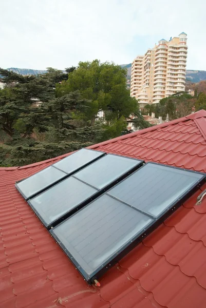 Solarmodul (Geliosystem) auf dem roten Dach. — Stockfoto