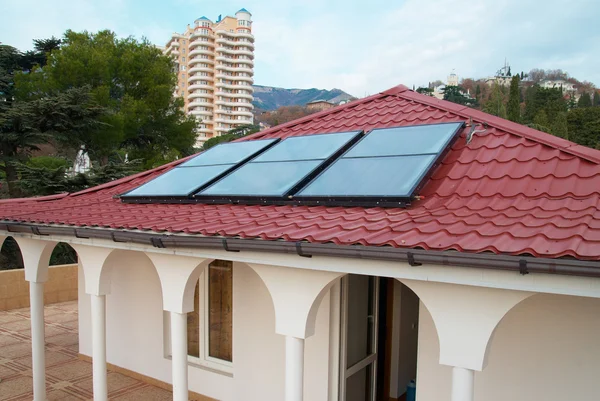 家の屋根に太陽電池パネル (geliosystem). — ストック写真