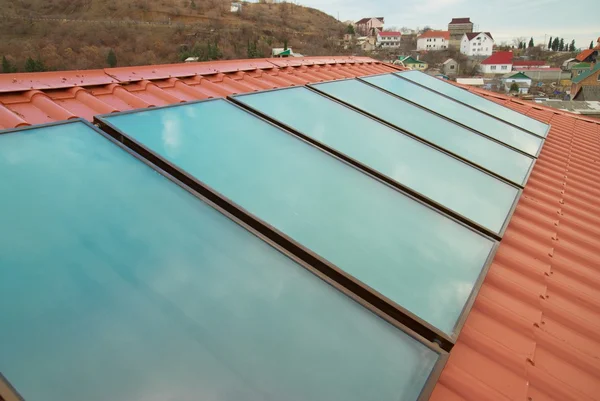 Painel solar (geliosystem) no telhado vermelho . — Fotografia de Stock