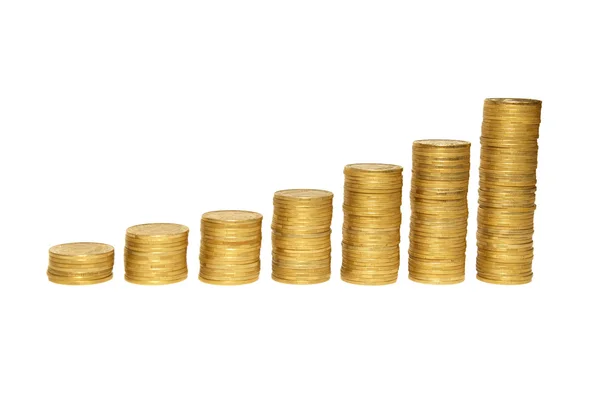 Scala alla ricchezza di monete d'oro isolate su bianco . — Foto Stock