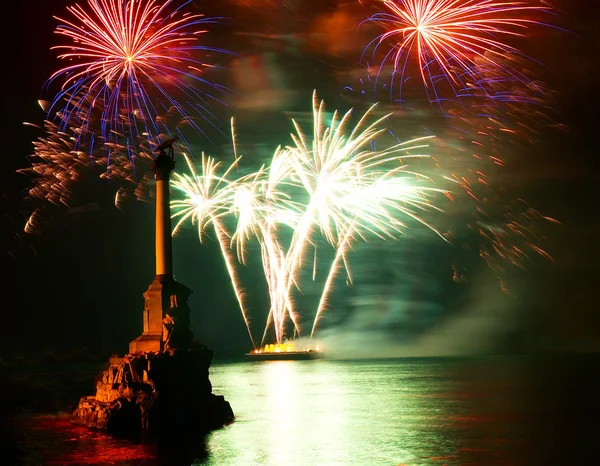 Χαιρετισμό, πυροτεχνήματα πάνω από τον κόλπο της Σεβαστούπολης. — Φωτογραφία Αρχείου