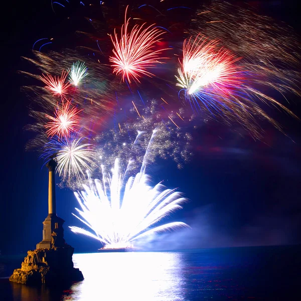 Saluto, fuochi d'artificio sopra la baia di Sebastopoli . — Foto Stock