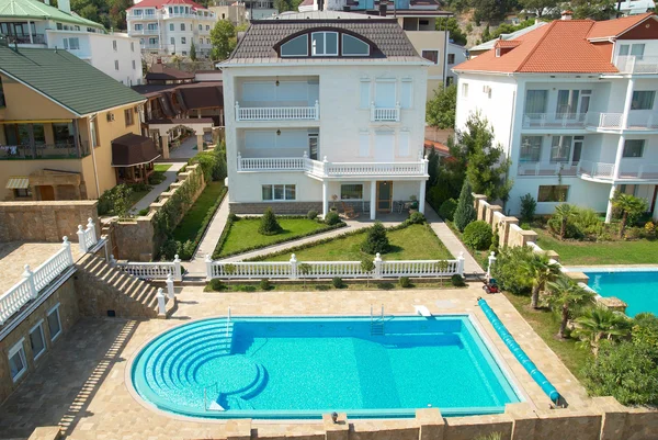 Huis met de blauwe zwembad — Stockfoto