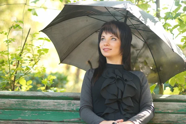 Krásná dívka s deštníkem — Stock fotografie
