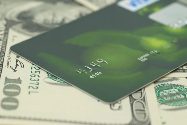 Kreditní karta s penězi — Stock fotografie