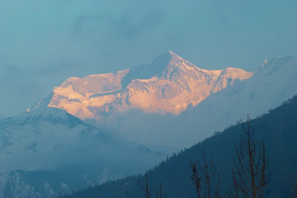 Восход солнца в горах, Непал — стоковое фото