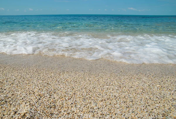 Тропический песчаный пляж — стоковое фото