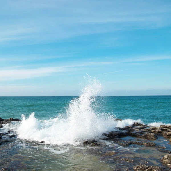 Nagy hullámok feltörése a parton — Stock Fotó