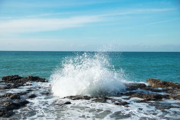 Великі хвилі, що ламаються на березі — стокове фото