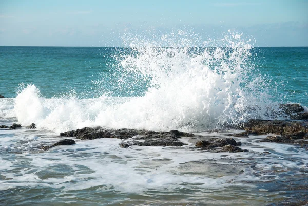 Великі хвилі, що ламаються на березі — стокове фото