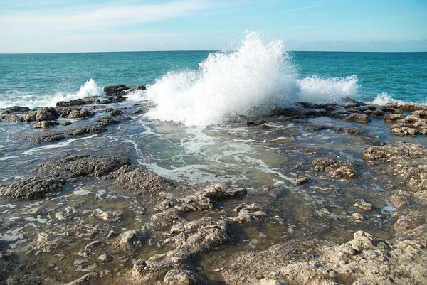 Nagy hullámok feltörése a parton — Stock Fotó