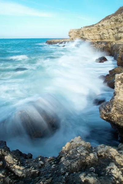 Grandes olas rompiendo en la orilla —  Fotos de Stock
