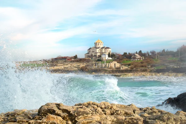 Grandes olas y el castillo —  Fotos de Stock