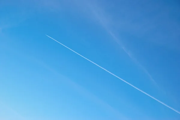 Небо с траекторией самолета — стоковое фото