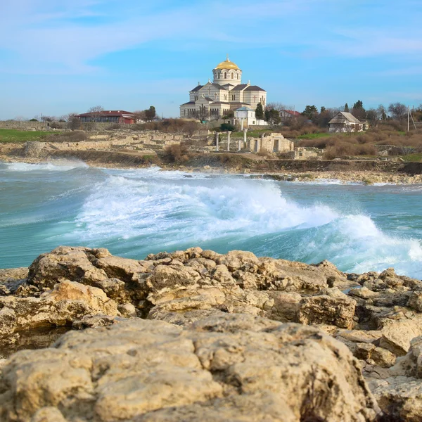 大きな波と城 — ストック写真