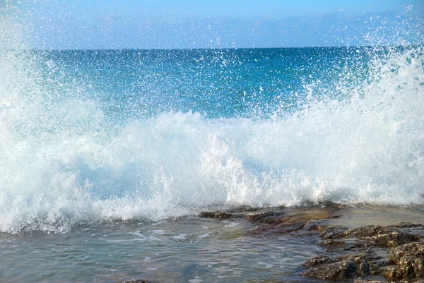 Grandi onde che si infrangono sulla riva — Foto Stock