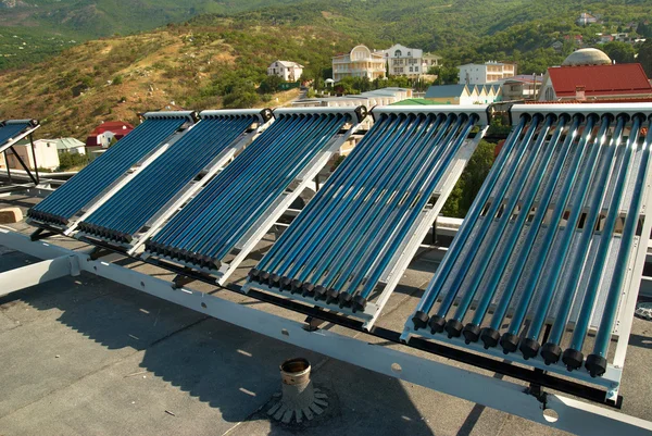 Vakumlu güneş enerjili su ısıtma sistemi — Stok fotoğraf
