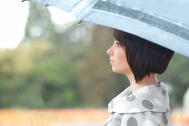 şemsiye ile güzel kız