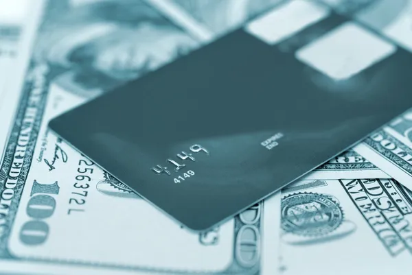 Kredi kartı ile para — Stok fotoğraf