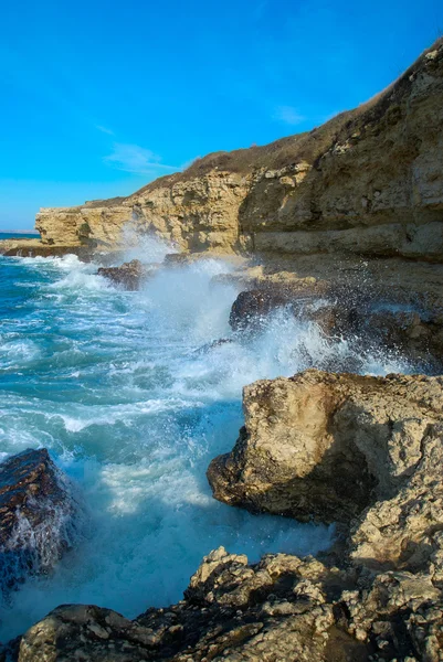 Velké vlny tříštící se o pobřeží — Stock fotografie