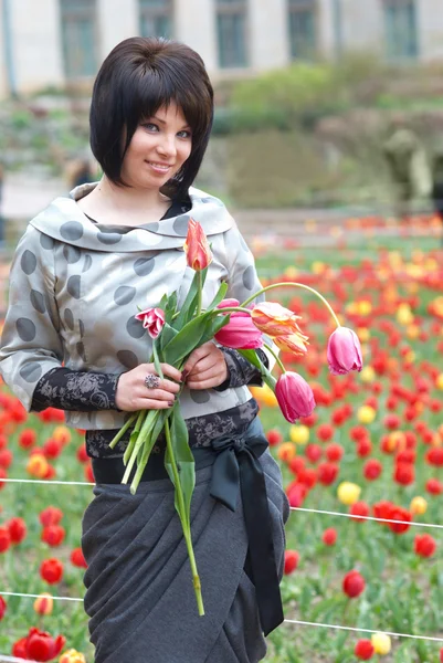 Pěkná dívka s tulipány — Stock fotografie