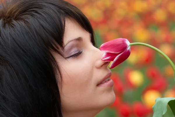 Chica bonita con tulipanes —  Fotos de Stock