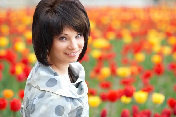 Красива дівчина з тюльпанами — стокове фото