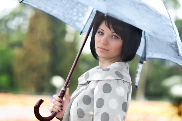 Ładna dziewczyna z parasolem — Zdjęcie stockowe