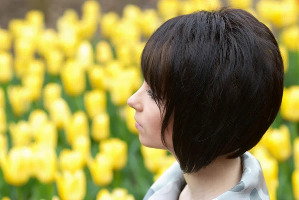 Pěkná dívka s tulipány — Stock fotografie