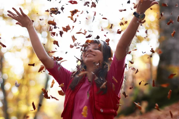 Krásná dívka s padající listí — Stock fotografie