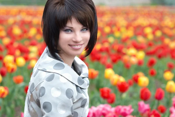 Hübsches Mädchen mit Tulpen — Stockfoto
