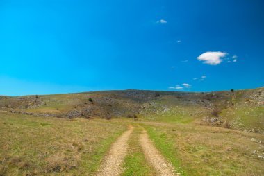 tepelerin üzerinden yol