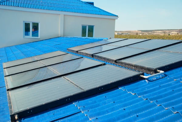 Sistema solar de calentamiento de agua — Foto de Stock