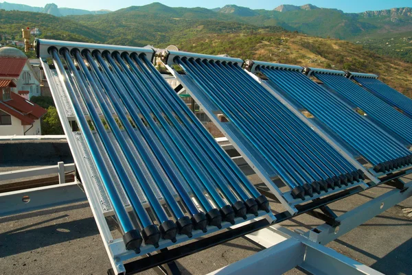 Sistema di riscaldamento ad acqua solare sottovuoto — Foto Stock