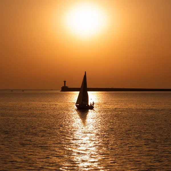 Sail boat against sunset — Stock Photo, Image