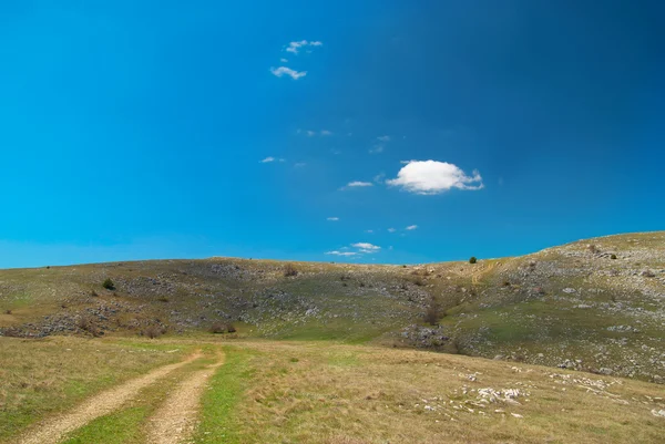 Tepelerin üzerinden yol — Stok fotoğraf