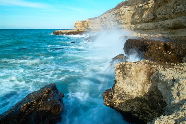Büyük dalgalar kıyıya breaking — Stok fotoğraf