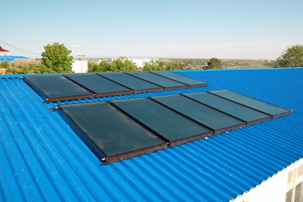 Sistema de aquecimento solar de água — Fotografia de Stock