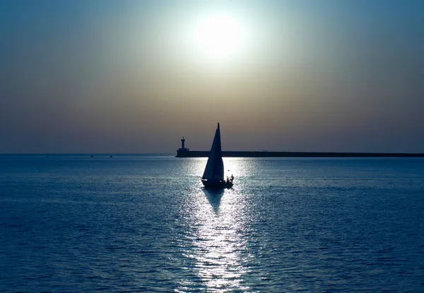 Segelboot gegen Sonnenuntergang — Stockfoto
