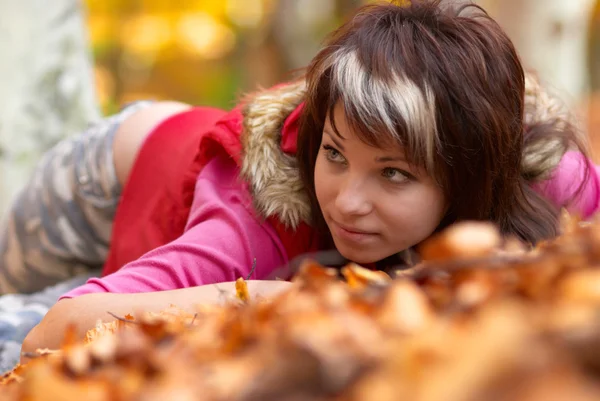 Mooi meisje portret met bladeren — Stockfoto