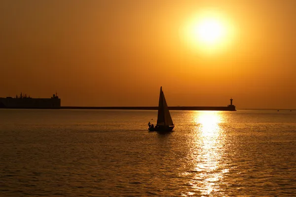 Zeilboot tegen zonsondergang — Stockfoto