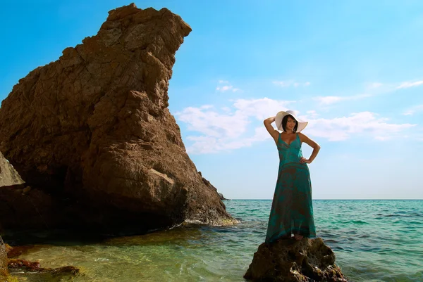 Mooie vrouw aan de kust — Stockfoto