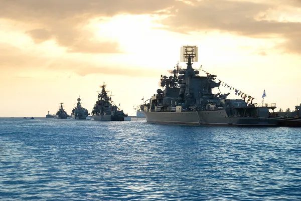 Reihe von Militärschiffen — Stockfoto