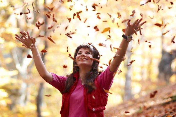 Krásná dívka s padající listí — Stock fotografie