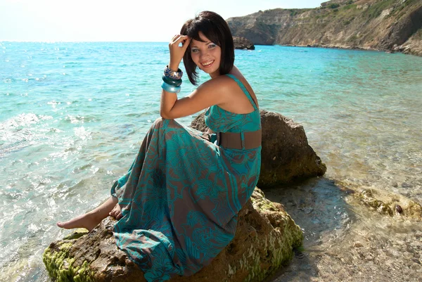 海岸にきれいな女性 — ストック写真